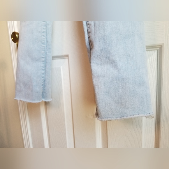 High Waisted Light Wash Raw Hem Cropped Flare Jeans size 4 - Picture 6 of 8